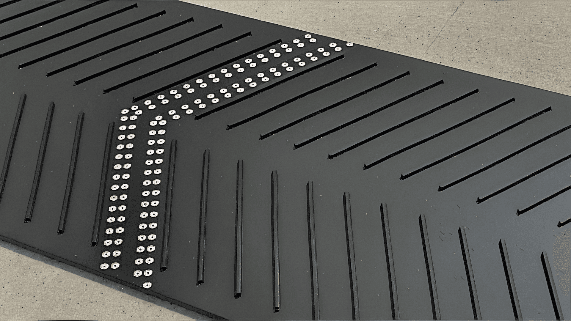 Trough slider bed conveyor belts